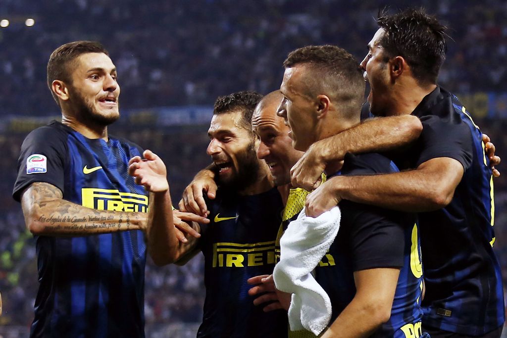 Para pemani Inter Milan berselebrasi saat mencetak gol ke gawang Juventus akhir pekan lalu (AFP PHOTO / MARCO BERTORELLO)
