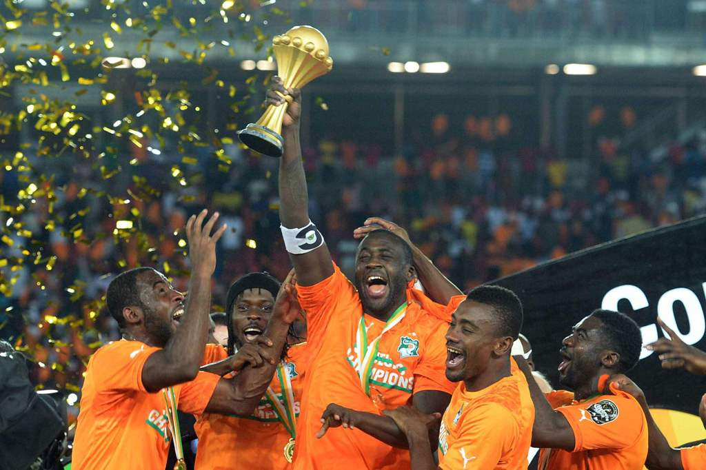 Yaya Toure mengangkat trofi Piala Afrika 2015 (AFP PHOTO / KHALED DESOUKI)