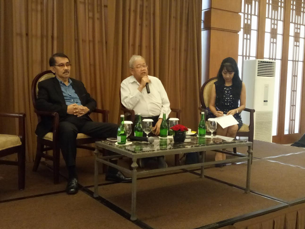 Saksi ahli yang dihadirkan Jaksa, Ronny Nitibaskara (kiri) dan Sarlito Wirawan (tengah) dalam konfrensi pers - MTVN/Arga Sumantri