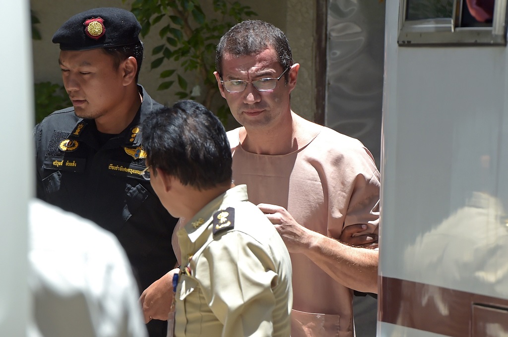 Xavier Justo, seorang warga Swiss yang dipenjara tiga tahun atas tuduhan memeras perusahaan Arab Saudi terkait skandal 1MDB, keluar ruang persidangan di Bangkok, Thailand, 17 Agustus 2015 (Foto: AFP/PORNCHAI KITTIWONGSAKUL)