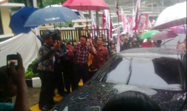 Tiba di KPU DKI, Ahok-Djarot Terjang Hujan