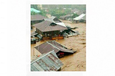 Dua Ibu Melahirkan saat Banjir Menerjang Garut