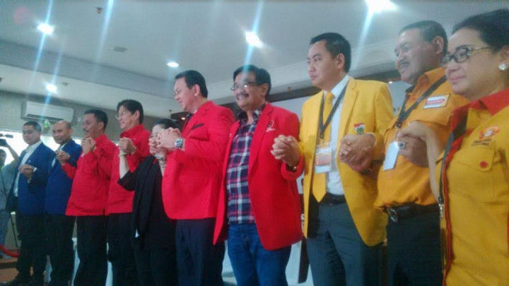 Megawati Pakaikan Ahok Jas Merah