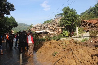 Gubernur Salurkan Bantuan untuk Korban Bencana Sumedang dan Garut