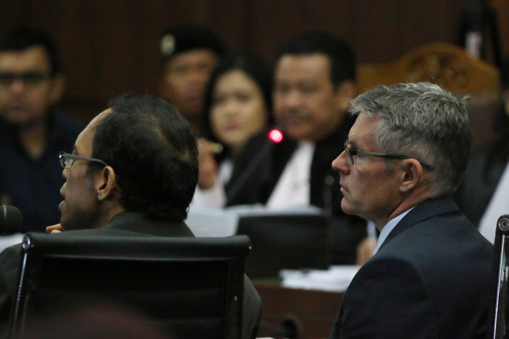 Michael Robertson (kanan) memberikan keterangan pada sidang lanjutan kasus dugaan pembunuhan berencana Wayan Mirna Salihin dengan terdakwa Jessica Kumala Wongso, Rabu 21 September 2016. Antara Foto/Rivan Awal Lingga