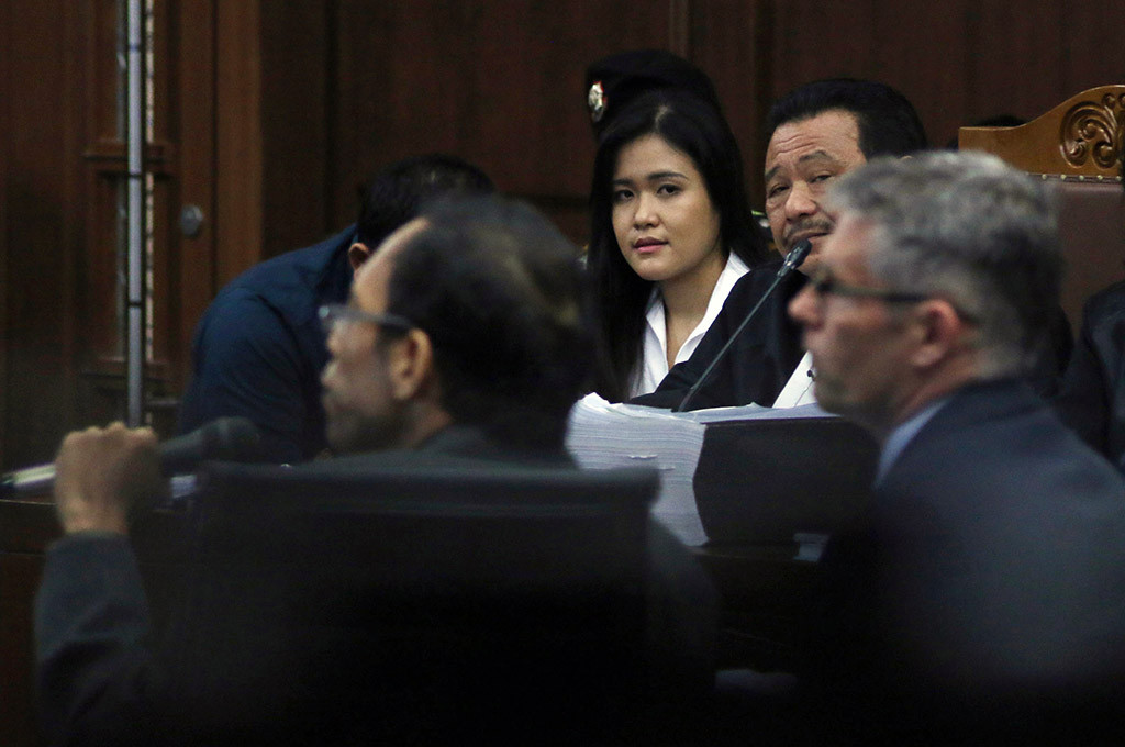 Terdakwa kasus dugaan pembunuhan berencana Wayan Mirna Salihin, Jessica Kumala Wongso, didampingi penasehat hukum Otto Hasibuan menjalani sidang lanjutan di PN Jakpus -- ANT/Rivan Awal Lingga