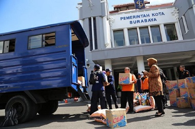 Pemkot Surabaya Kirimkan Selimut dan Seragam Sekolah ke Garut