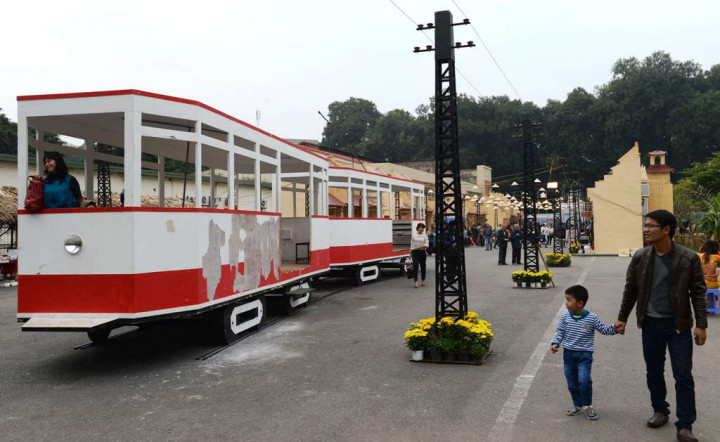 Kemenpar Mengail Wisman di Kolam Ikan Vietnam