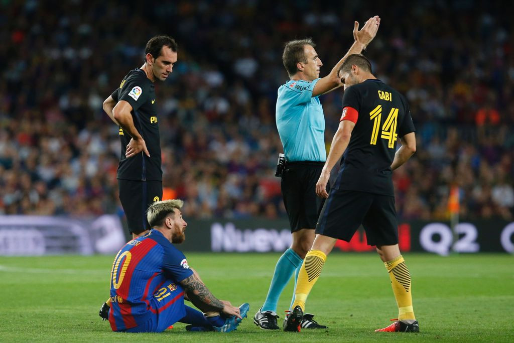 Messi saat mengalami cedera sehingga harus digantikan (Foto: AFP PHOTO / PAU BARRENA)