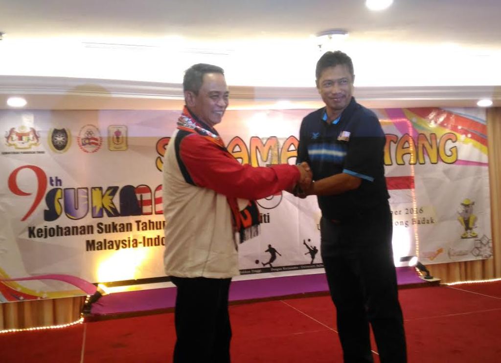 Dr. Didin Wahidin (kiri) dan Datuk Nik Ali bin Mat Yunus saat bertukar cenderamata (Foto: MTVN/Krisna)