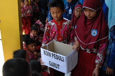 Siswa SD di Tegal Galang Koin Peduli Garut