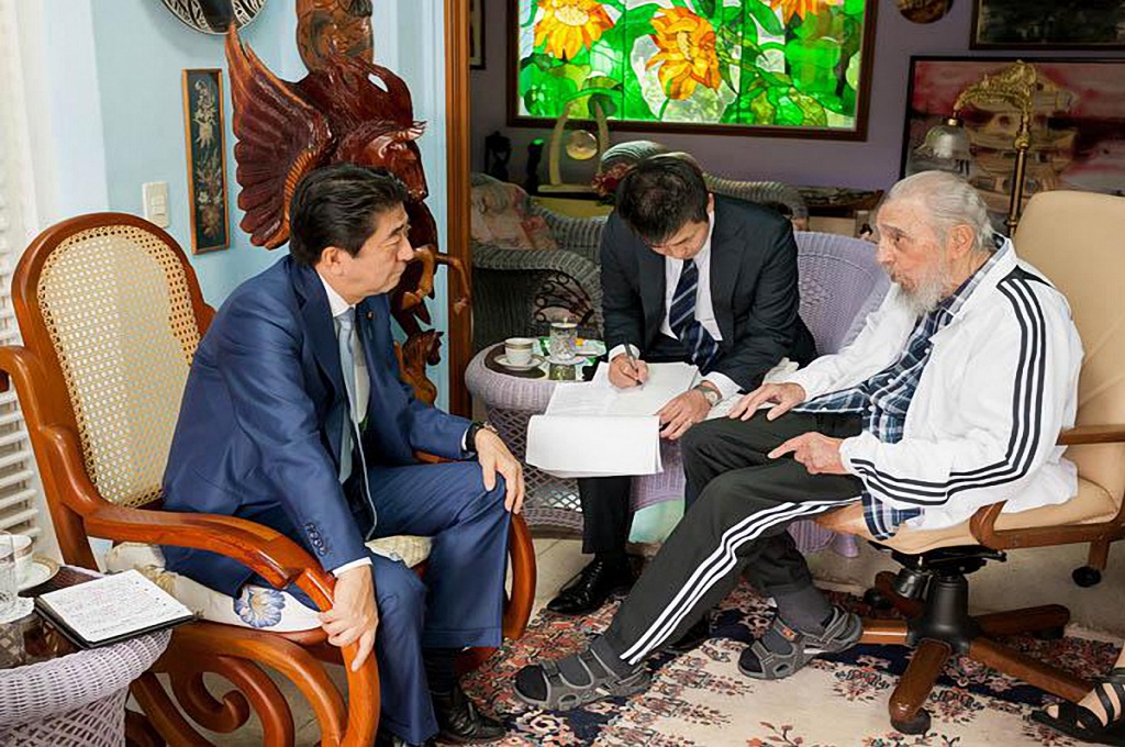 PM Jepang Shinzo Abe (kiri) berdiskusi dengan mantan Presiden Kuba Fidel Castro di Havana, 22 September 2016. (Foto: AFP/ALEX CASTRO)