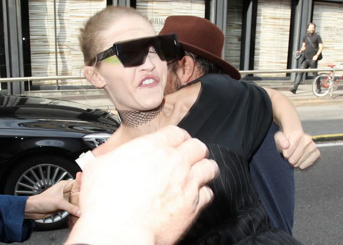 Gigi Hadid Ngamuk Mendadak Dipeluk Pria Asing