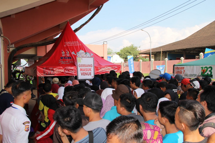 Jabar Tampil di Final, Ratusan Penonton Tertahan di Pintu Masuk