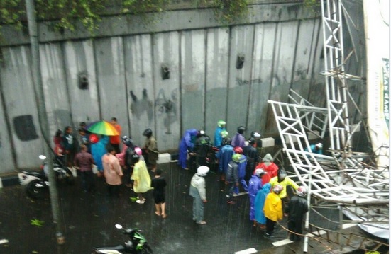 JPO Pasar Minggu Roboh, 2 Orang Meninggal