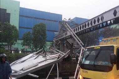 Korban JPO Pasar Minggu Ambruk Dibawa ke RS Siaga