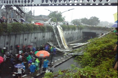 Seorang Balita Meninggal saat Atap JPO Ambruk di Pasar Minggu