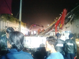 JPO Pasar Minggu Roboh, Satu Minibus Dievakuasi