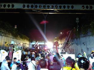 Proses Evakuasi Kerangka JPO Pasar Minggu Selesai