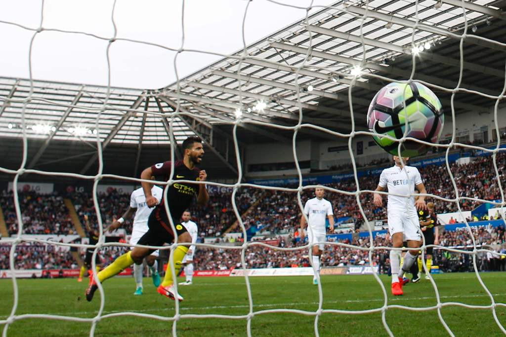 Momen gol Sergio Aguero ke gawang Swansea City (AFP PHOTO / Adrian DENNIS)