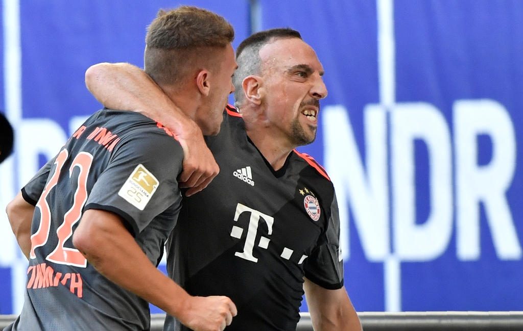 Joshua Kimmich (Kiri) merayakan golnya bersama Franck Ribery (Kanan) (Foto: AFP/John Macdougall)