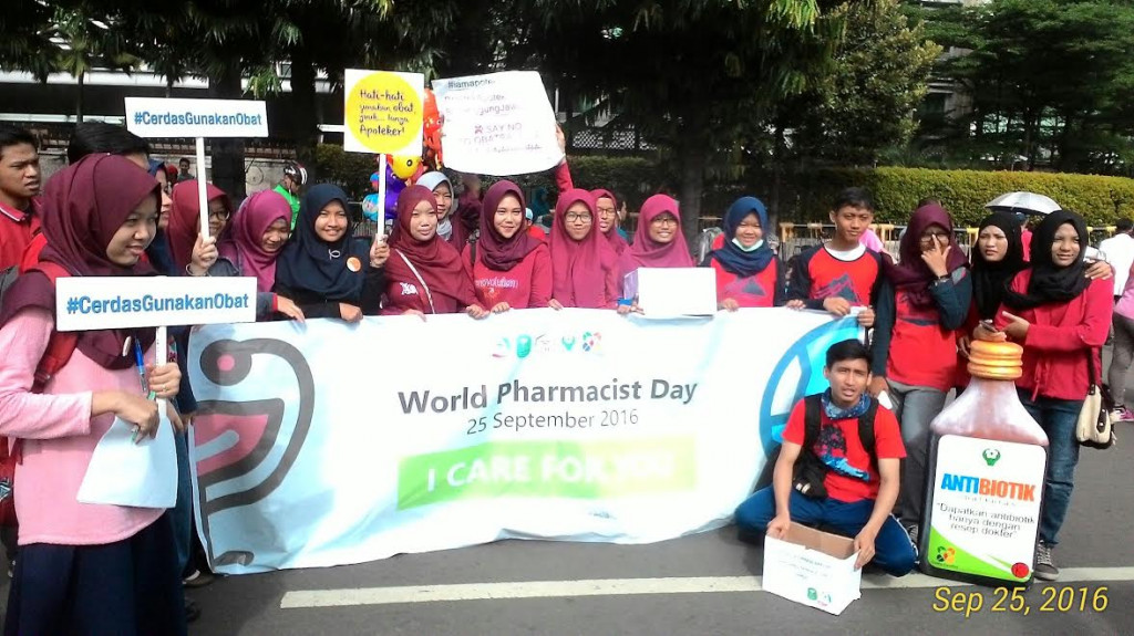Ikatan Mahasiswa Farmasi Seluruh Indonesia (Ismafarsi) melakukan aksi Hari Apoteker se-Dunia di acara Car Free Day, Bunderan Hotel Indonesia, Jakarta Pusat. Foto: Metrotvnews.com/Achmad Zulfikar Fazli