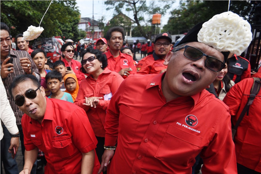 Sekretaris Jenderal PDI Perjuangan Hasto Kristyanto (memakai kaca mata) saat merayakan peringatan 17 Agustus. ANT/Akbar Nugroho Gumay.