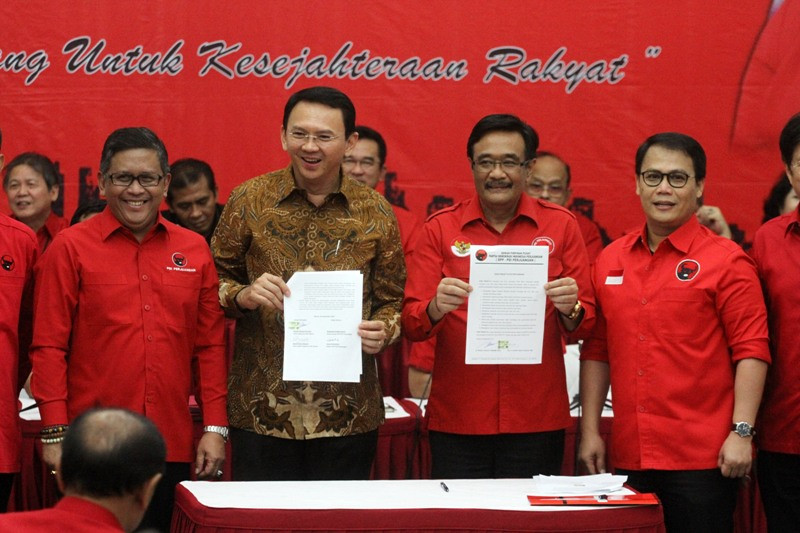 Sekretaris Jenderal PDI Perjuangan Hasto Kristyanto bersama pasangan calon gubernur dan wakil gubernur Basuki Tjahaja Purnama dan Djarot Saiful Hidayat. MI/Arya Manggala.