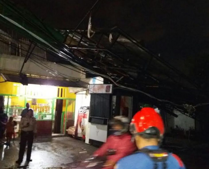 Papan Reklame di Kemang Roboh Akibat Hujan Disertai Angin