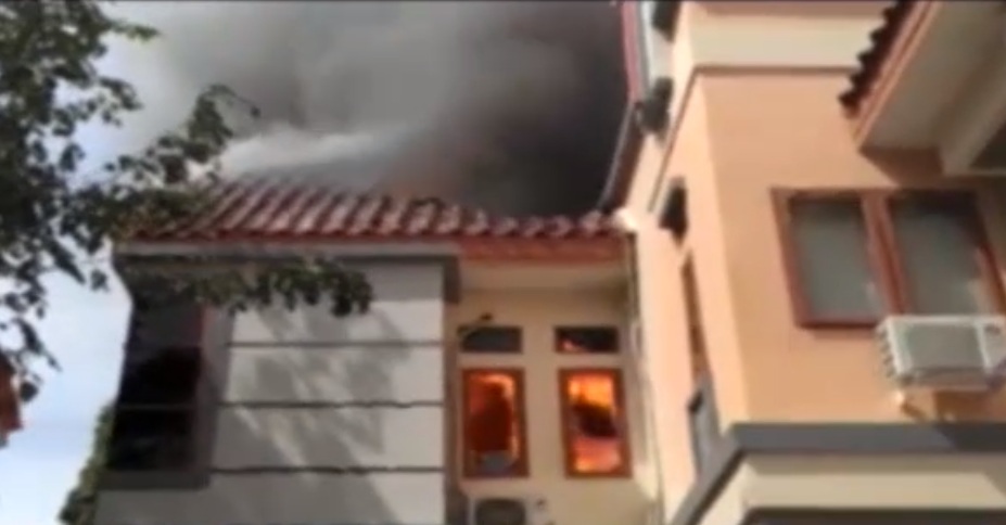 Foto tangkapan layar video gedung DPRD Gowa terbakar. (Metro TV/Vincent Waldy)