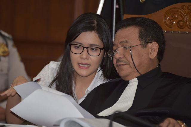 Terdakwa kasus kematian Wayan Mirna Salihin, Jessica Kumala Wongso (kiri). Foto: Adek Berry/AFP.