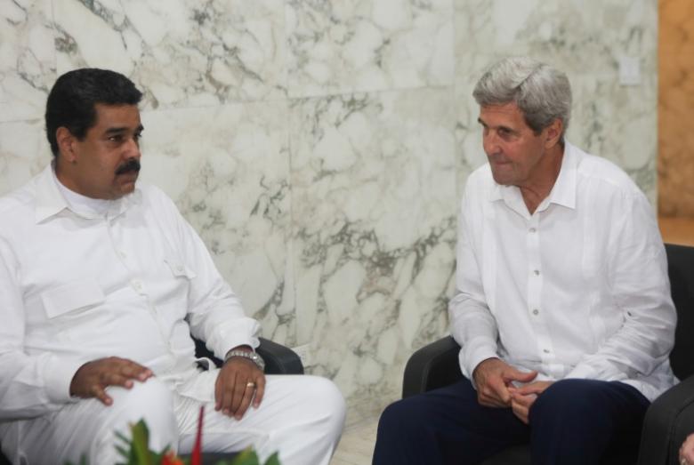 Presiden Venezuela, Nicolas Maduro (kiri) dan Menlu AS, John Kerry (Foto: reuters)