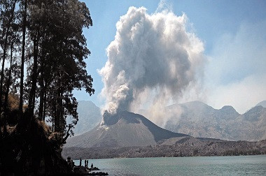 Anak Gunung Rinjani Lontarkan Abu Vulkanik ke Arah Mataram