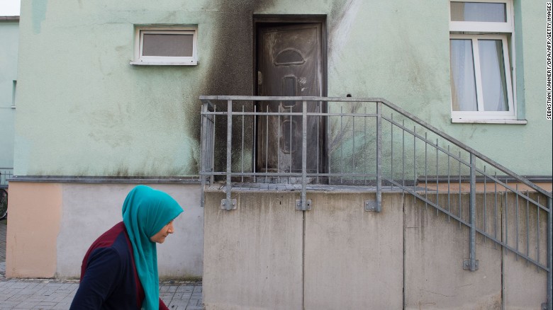 Pintu masjid di Dresden, Jerman yang rusak akibat bom (Foto: CNN)
