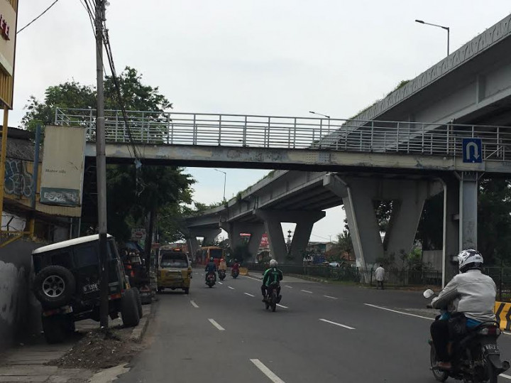 Warga Enggan Pakai JPO tak Beratap
