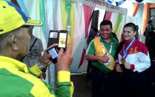 Atlet Naturalisasi di Cabang Gulat ini Jadi Rebutan Selfie