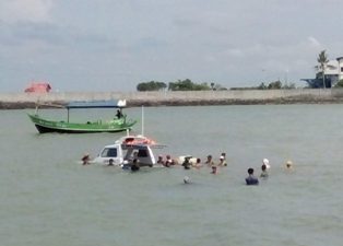 Perahu Pemantau Lomba Layar Bocor, Penumpang Panik