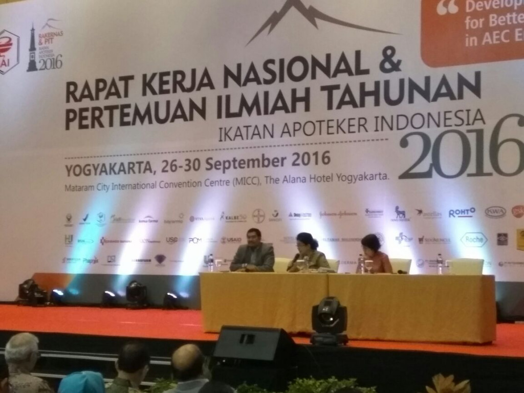 Menkes Nila Moeloek (tengah) saat berbicara dalam pembukaan Rakernas IAI di Yogyakarta. (Metrotvnews.com/Patricia Vicka)