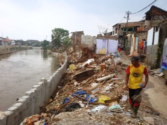 Penertiban Bukit Duri Warga Masih Berberes Perabot
