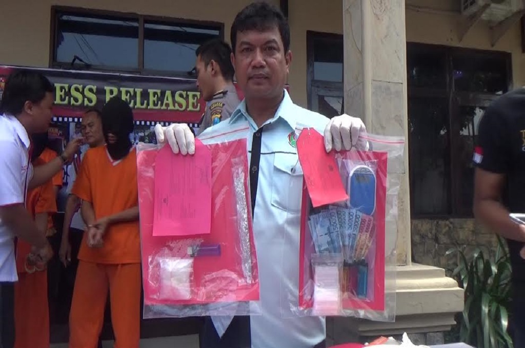 Petugas menunjukan hasil tangkapan sabu-sabu, MTVN - Nurul Hidayat