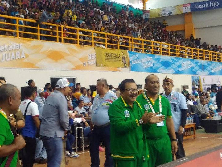 Gubernur Sukarwo & Aher Saksikan Final Voli Putri Jatim vs Jabar