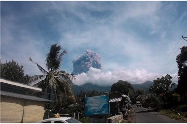 Ingin Abadikan Erupsi Gunung, Alasan Turis Ogah Turun dari Rinjani