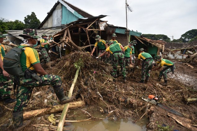 Pencarian Korban Banjir Garut Terkendala Tumpukan Sampah
