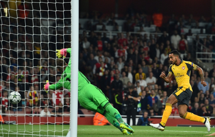 Ilustrasi Gol: Walcott Lesakkan Dua Gol ke Gawang Basel