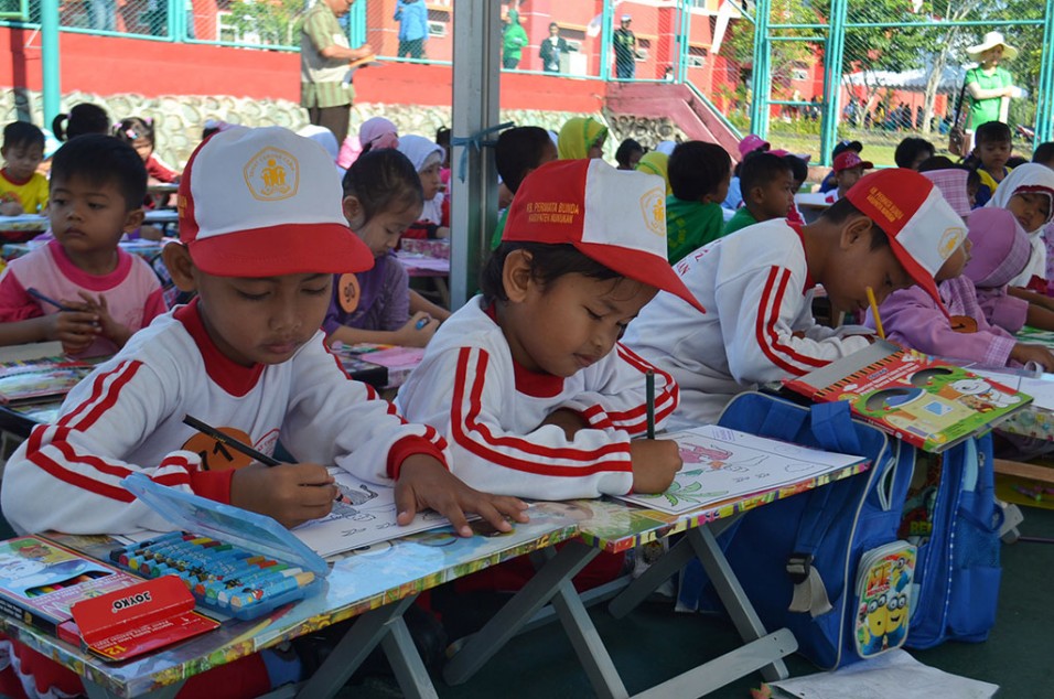 Anak-anak dari Pendidikan Anak Usia Dini (PAUD) serius mengikuti lomba mewarnai. (Foto: Antara/M Rusman)