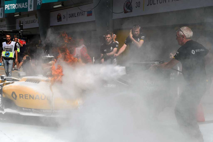 Mobil Kevin Magnussen Terbakar Saat Latihan Bebas GP Malaysia