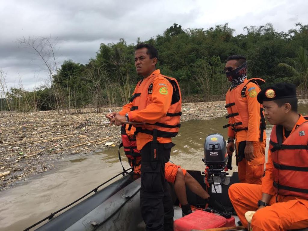 Proses pencarian korban banjir bandang Kabupaten Garut yang terhambat tumpukan sampah. (Foto: Istimewa/Basarnas)