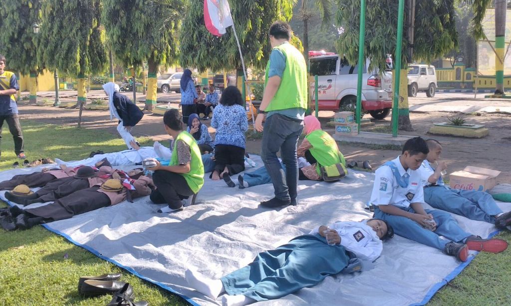 Sejumlah siswa peserta upacara hari Kesaktian Pancasila pingsan. Foto: Metrotvnews.com/Nurul