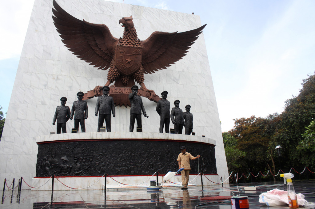  Petugas membersihkan pelataran Monumen Pancasila Sakti, di Jakarta Timur, Senin 26 September 2016. Antara Foto/Risky Andrianto