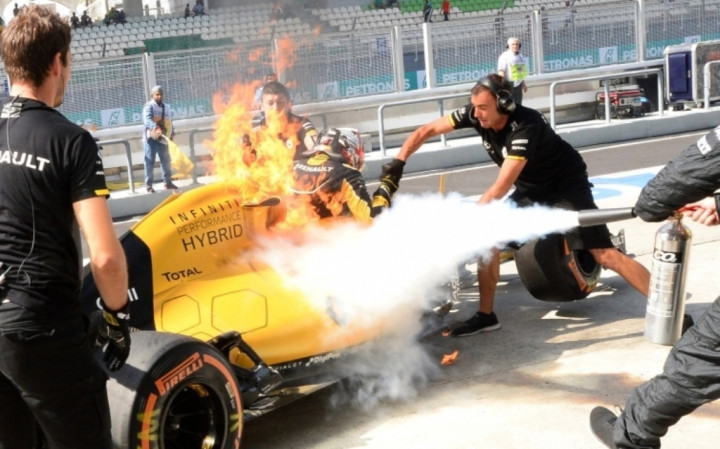 Direktur Teknis Renault Jelaskan Penyebab Mobil Kevin Magnussen Terbakar